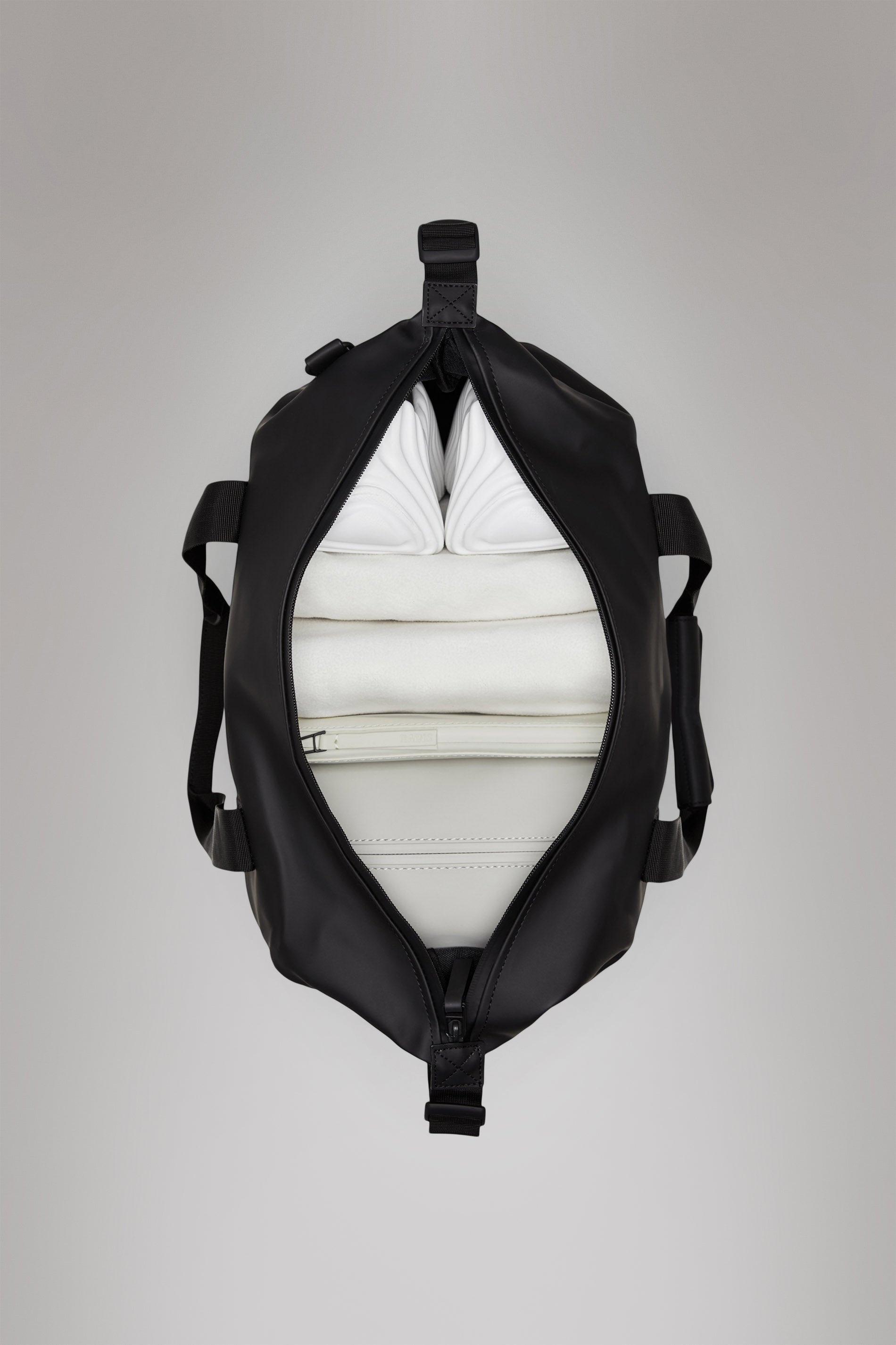 RAINS Hilo Weekend Bag Small Black 18L H29 x D18 x W50 cm Weekender